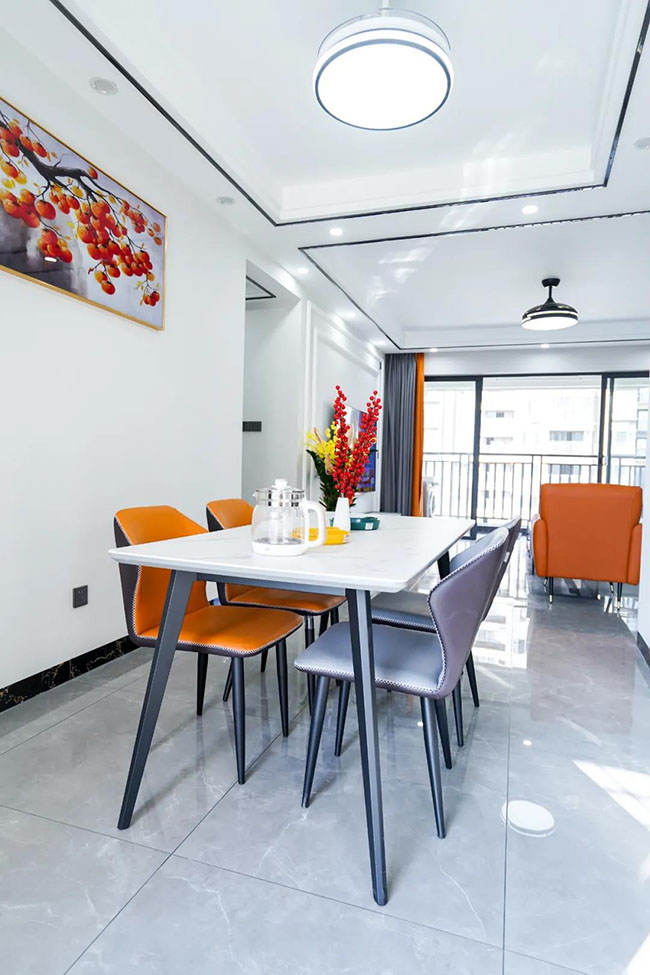 105㎡三居室，用冷暖色調(diào)碰撞出年輕人有趣的簡(jiǎn)約生活。